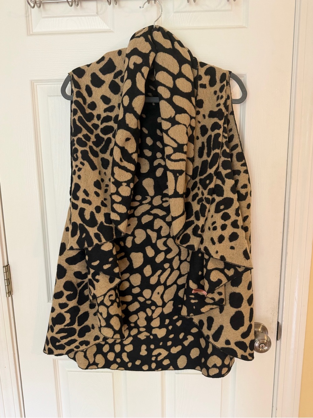 Open-Front Animal Print Sweater Vest - Black & Tan